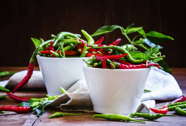 Hete pepers, oude houten achtergrond — Stockfoto