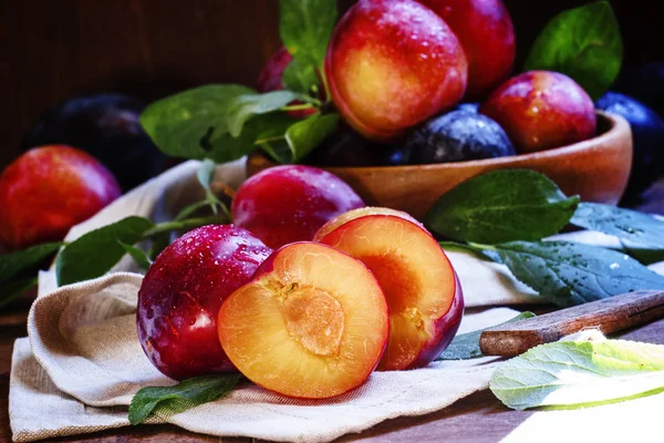 Ciruelas rojas, cortadas en mitades — Foto de Stock