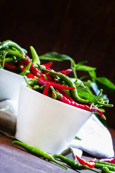 Paprika panas, latar belakang kayu tua — Stok Foto