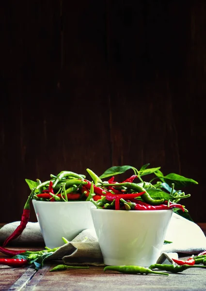 Paprika, alter hölzerner Hintergrund — Stockfoto