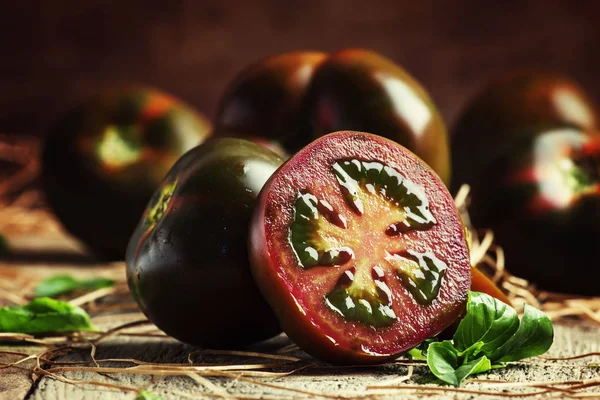 Grandes tomates noires et rouges — Photo