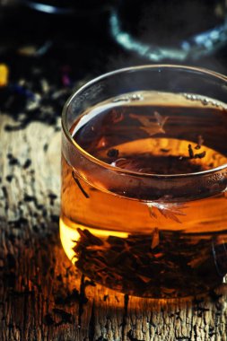 Siyah çay çiçek Peygamber Çiçeği ve kuruyemiş cam bardak ile  