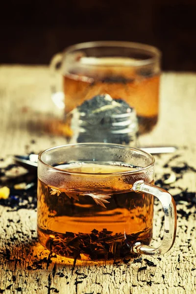 Černý čaj s květy chrpy a sušeného ovoce v skleněné poháry — Stock fotografie