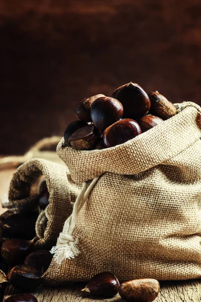 Chestnut segar yang bisa dimakan dalam tas kanvas — Stok Foto