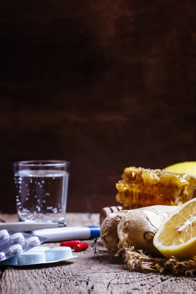 Traditionelle Tabletten und alternative natürliche Heilmittel — Stockfoto