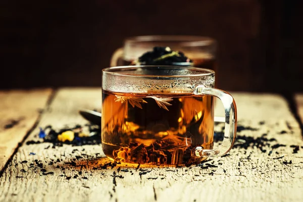 Black tea with flowers cornflower and dried fruits in glass cups — Stock Photo, Image