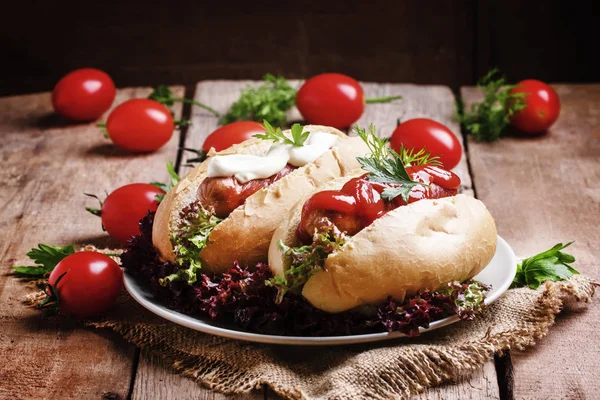 Вулична їжа: хот-доги з грильними ковбасками — стокове фото