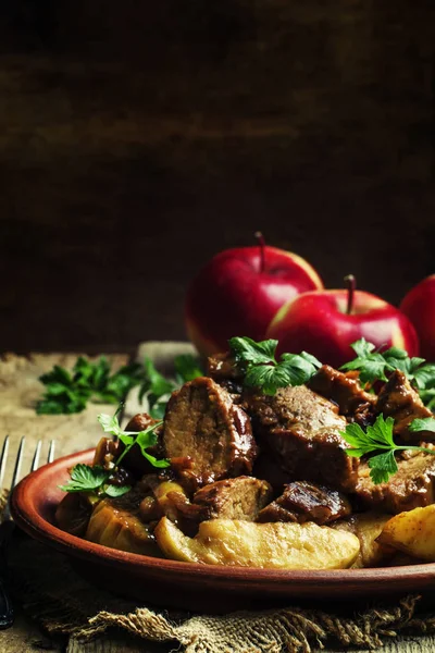 Estofado de cerdo con salsa de manzana —  Fotos de Stock