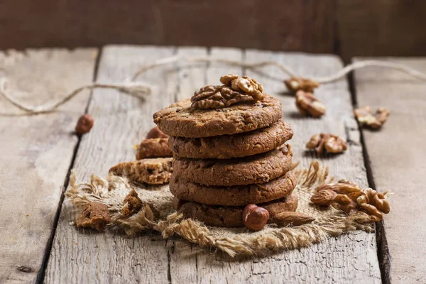 Шоколадне печиво з горіхами — стокове фото