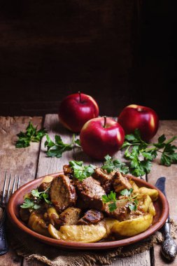 Domuz eti güveç elma sosu ile