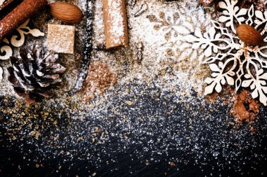 Noel ve yeni yıl arka plan baharat, Kuruyemiş, koni ve kar taneleri