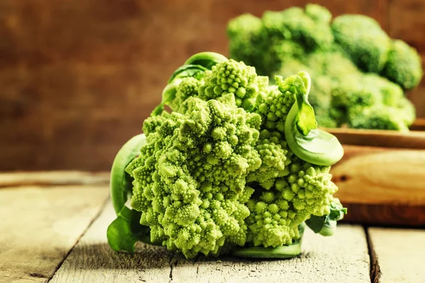 Bütün yeşil brokoli lahana romanesco — Stok fotoğraf