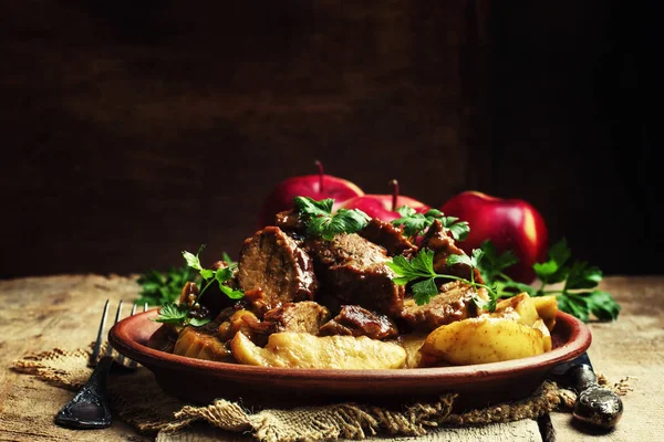 Stufato di maiale con salsa di mele — Foto Stock