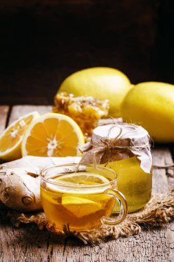 Siyah çay bal, limon ve zencefil ile