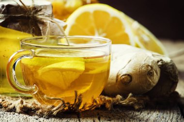 Siyah çay bal, limon ve zencefil ile