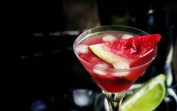 Cocktail alcolico con anguria, vodka, ginger ale e ghiaccio — Foto Stock