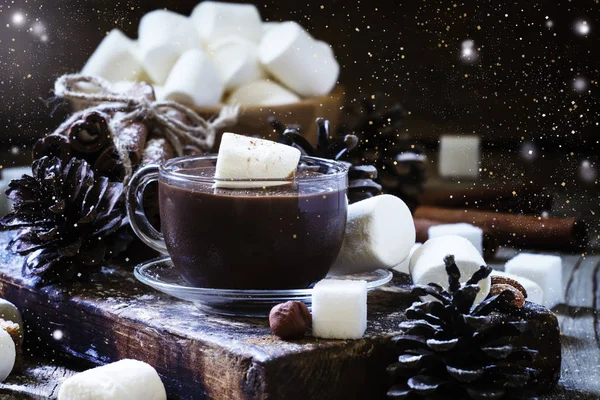 Chokladmousse i en juldekoration — Stockfoto