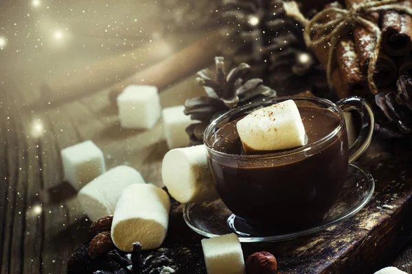 Chokladmousse i en juldekoration — Stockfoto