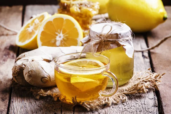 Черный чай с медом, лимоном и имбирем — стоковое фото
