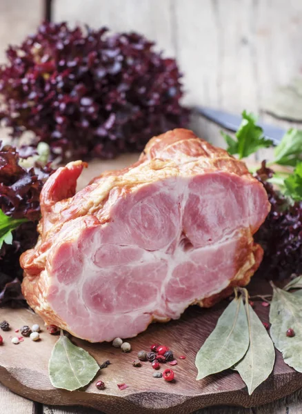 Füme domuz eti, eski ahşap arka plan — Stok fotoğraf