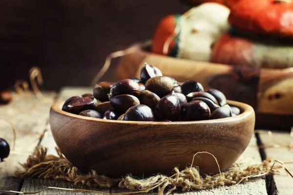 Kacang dalam mangkuk, latar belakang kayu tua — Stok Foto