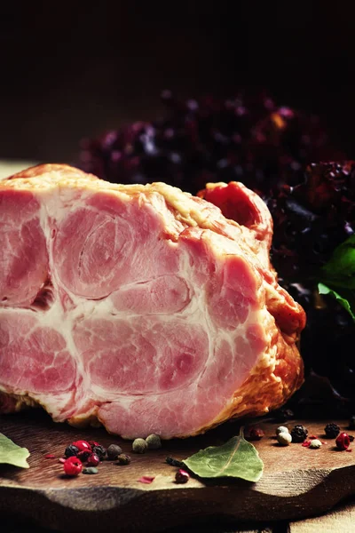 Geräuchertes Schweinefleisch, alter hölzerner Hintergrund — Stockfoto