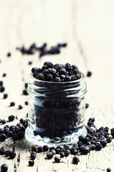 Pimienta negra, fondo de madera viejo — Foto de Stock