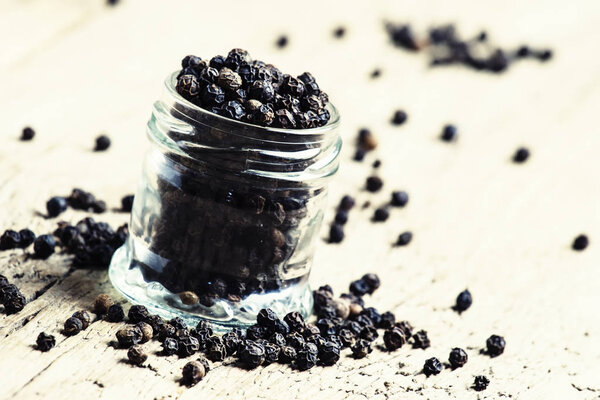 Черный перец, старый деревянный фон
