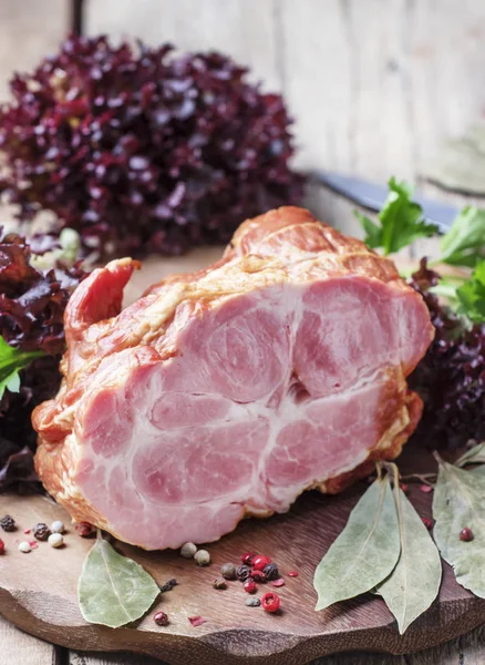 Geräuchertes Schweinefleisch, alter hölzerner Hintergrund — Stockfoto