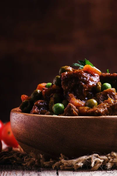 Guisado de carne, ragu de carne com cenouras, cebolas e ervilhas verdes — Fotografia de Stock