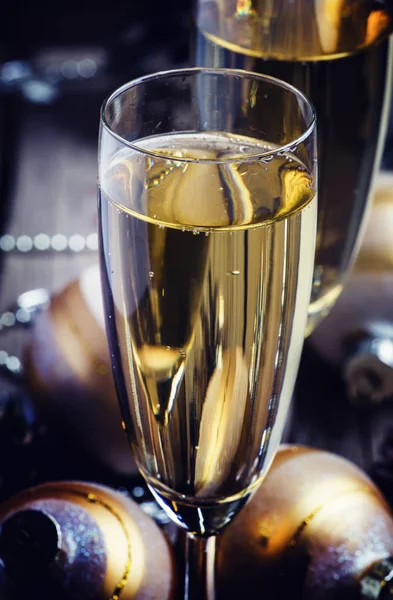 Сухое шампанское в бокалах — стоковое фото