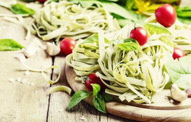 Kurutulmuş makarna ıspanak, domates, sarımsak ve fesleğen ile