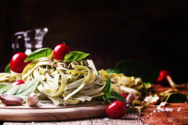 Kurutulmuş makarna ıspanak, domates, sarımsak ve fesleğen ile