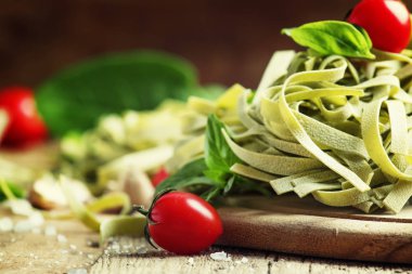 Kurutulmuş makarna ıspanak, domates, sarımsak ve fesleğen ile