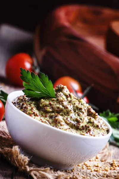 Salsa de mostaza en un tazón blanco —  Fotos de Stock