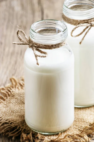 Taze inek süt veya krema cam şişelerde — Stok fotoğraf