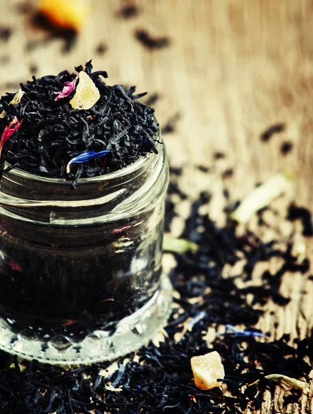 Сухий чорний чай у скляній банку — стокове фото