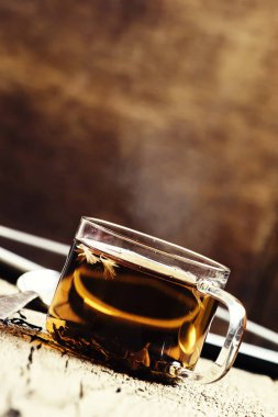 Fincan sıcak çay ve tablet 