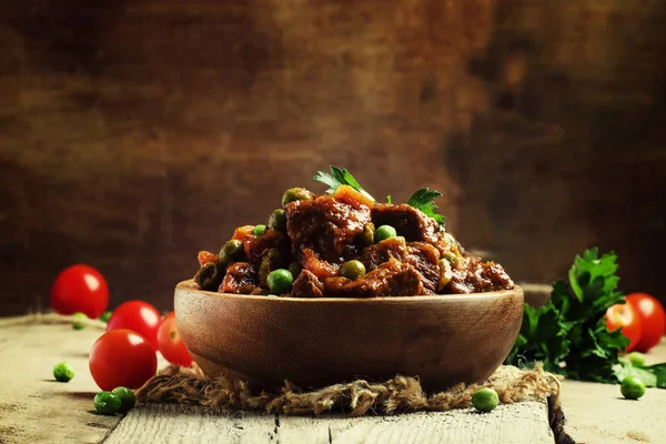 비프 스튜, 고기 스튜 요리의 일종와 당근, 양파, 완두콩 — 스톡 사진