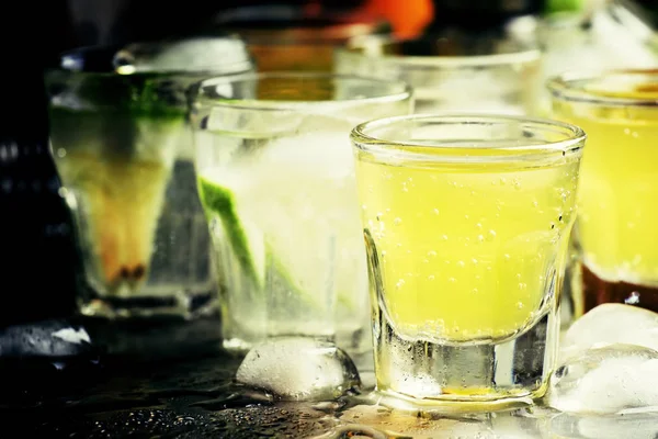 Varios cócteles con zumo de frutas y alcohol —  Fotos de Stock