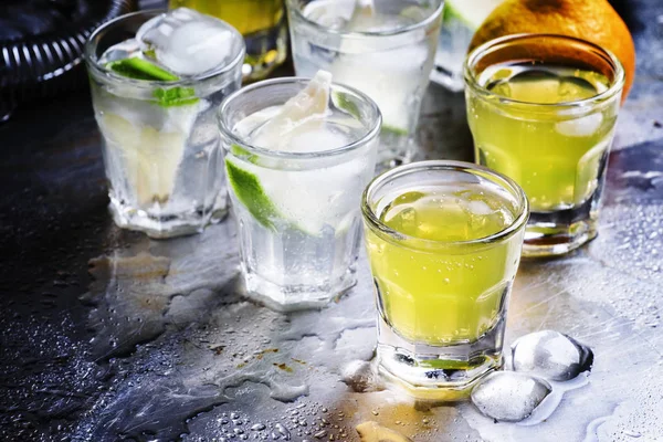 Різні коктейлі з фруктовим соком та алкоголем — стокове фото