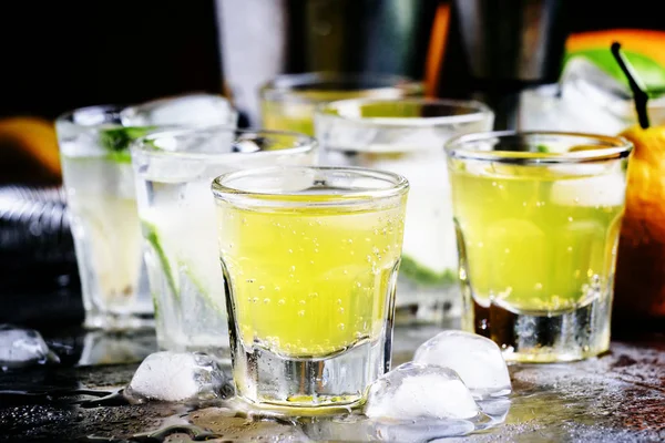 Verschiedene Cocktails mit Fruchtsaft und Alkohol — Stockfoto