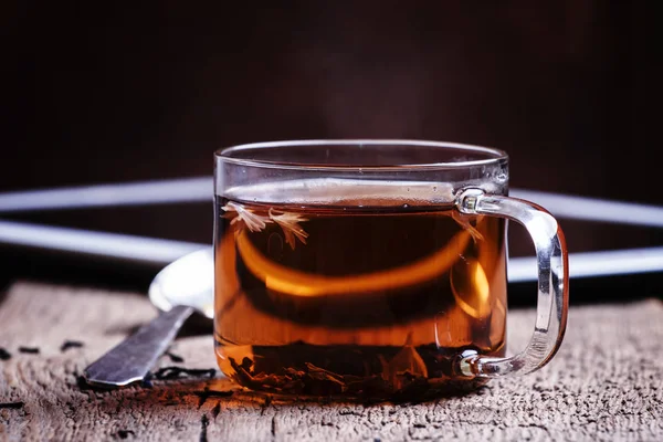 Cup of hot tea and tablet — Stock Photo, Image