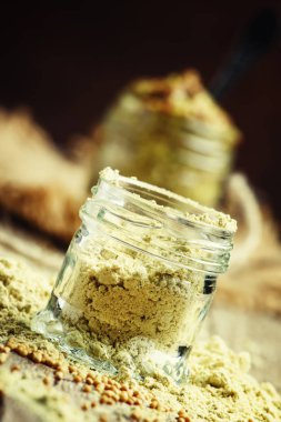 Hardal tozu bir cam kavanozlar