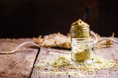 Hardal tozu bir cam kavanozlar