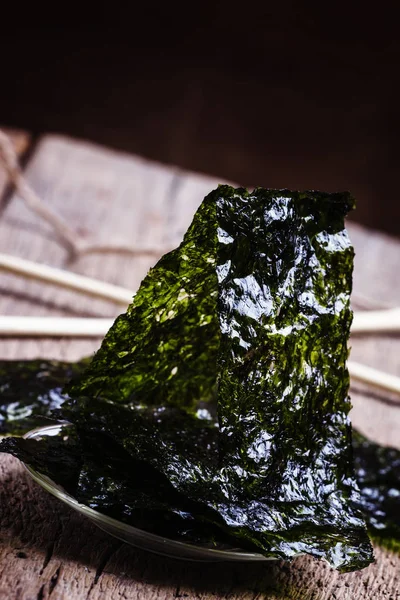 Healthy chips from nori seaweed — Stock Photo, Image