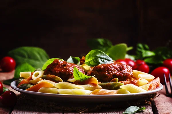 Bunte Penne-Nudeln mit Frikadellen in Tomatensauce — Stockfoto