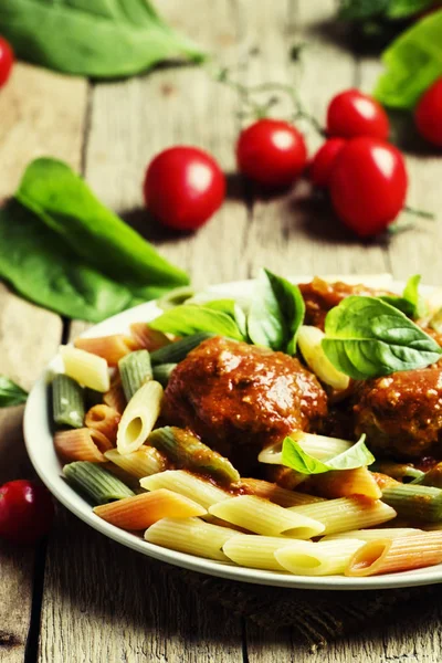 Colorida pasta de penne con albóndigas en salsa de tomate —  Fotos de Stock