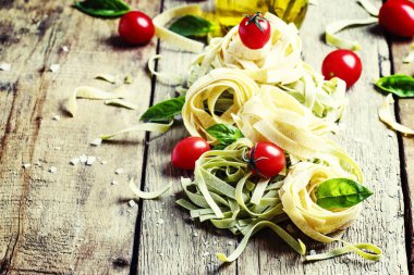 Kurutulmuş makarna tagliatelle fesleğen ve domates ile