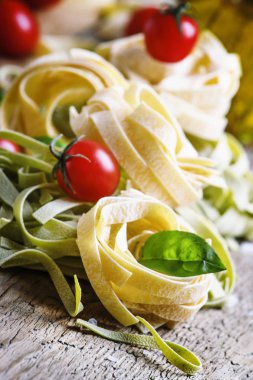 Kurutulmuş makarna tagliatelle fesleğen ve domates ile